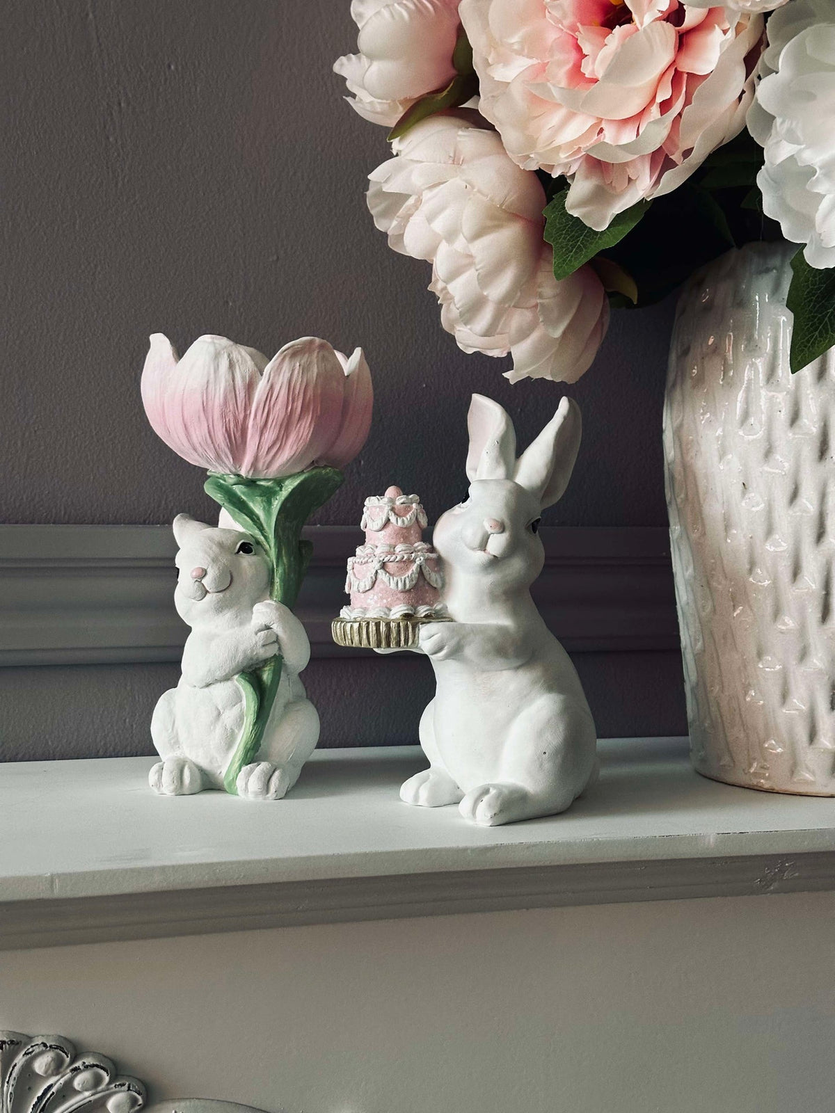 Konijn met bloem
