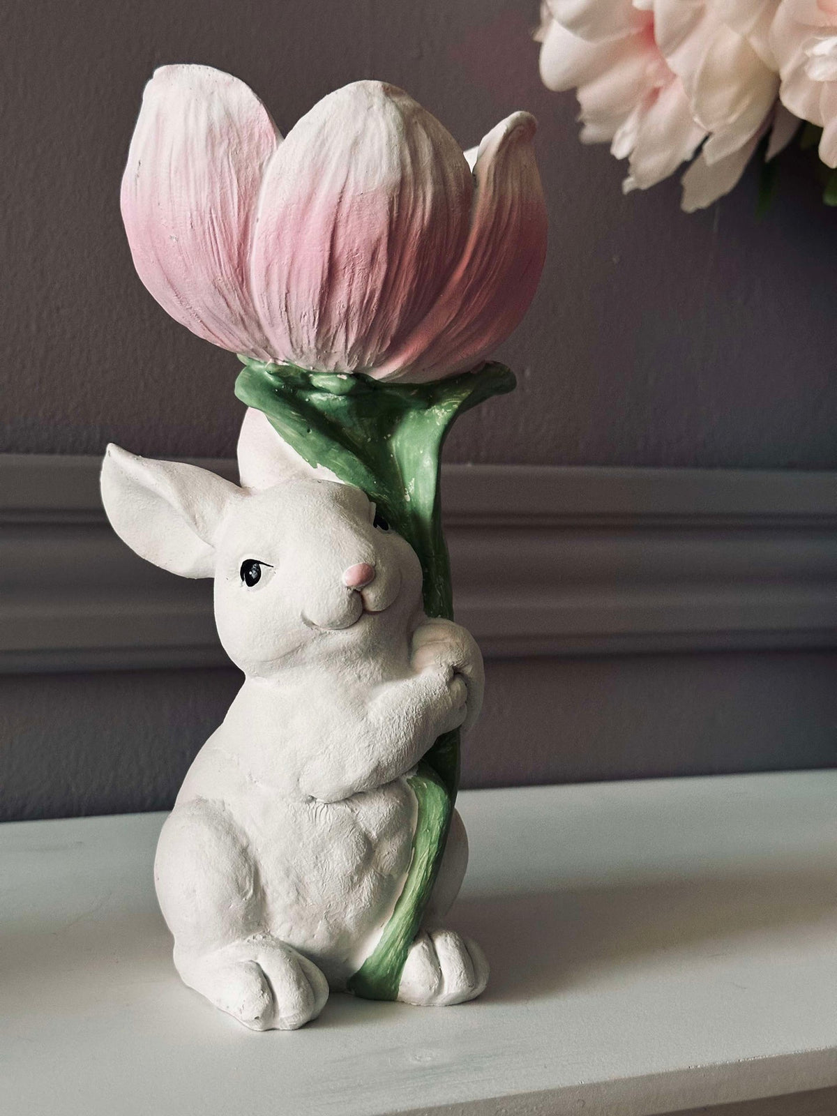Konijn met bloem
