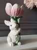Konijn met bloem