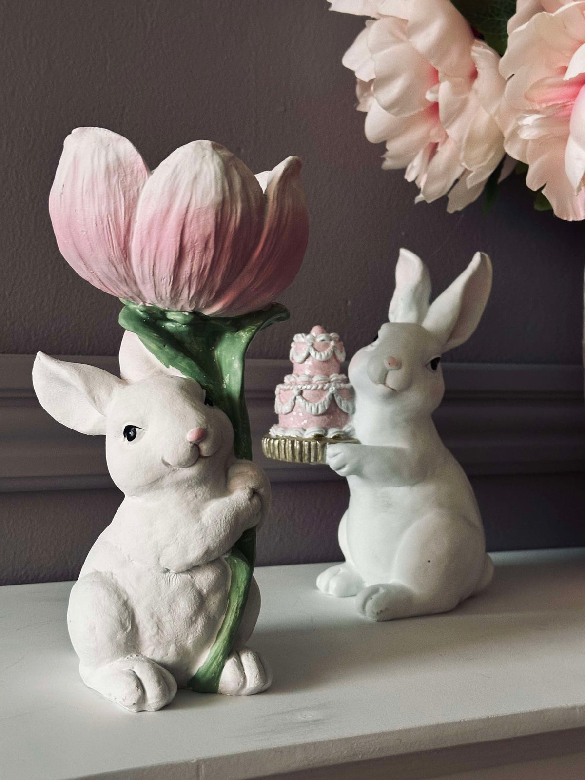 Konijn met bloem