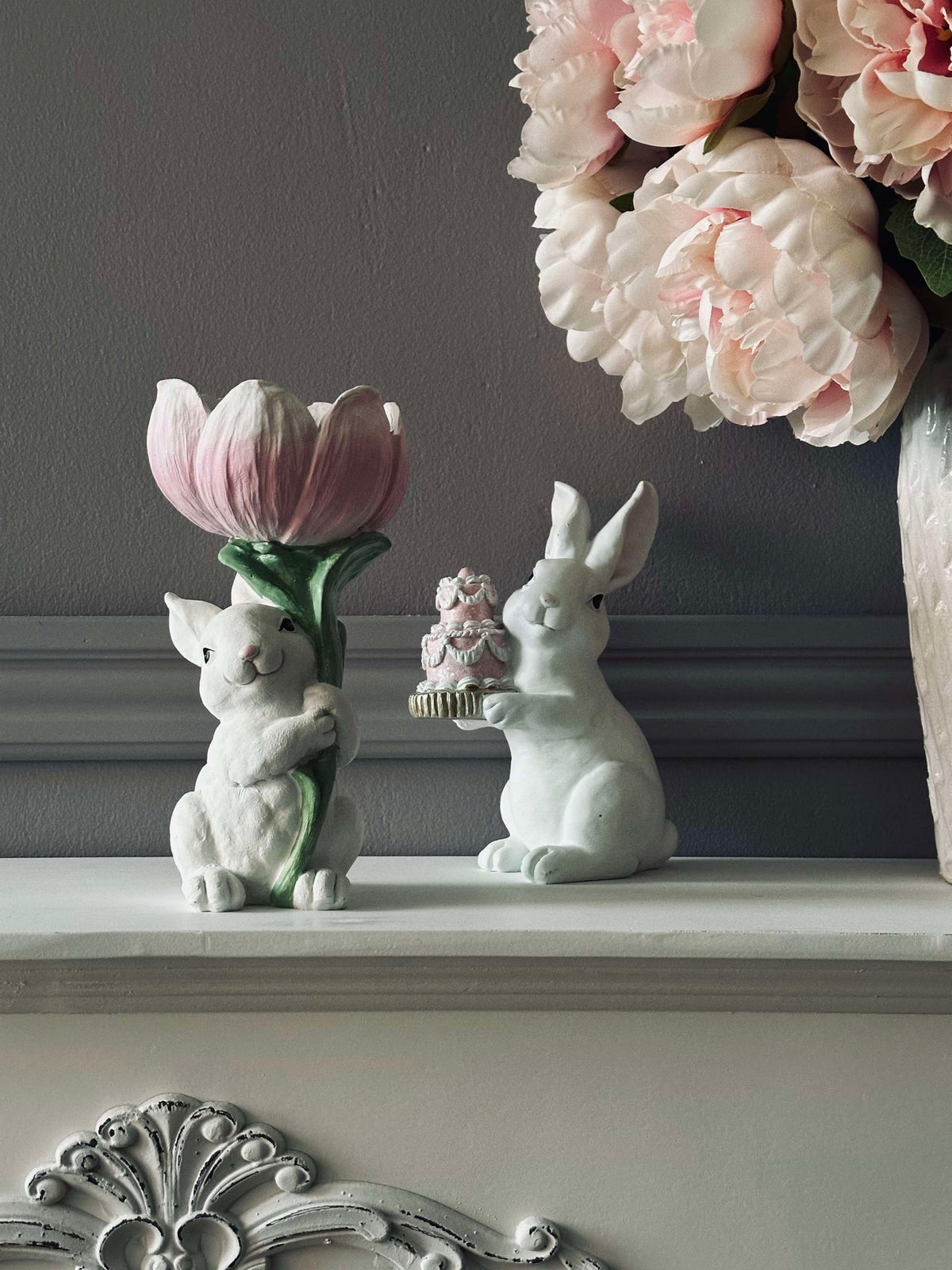 Konijn met bloem