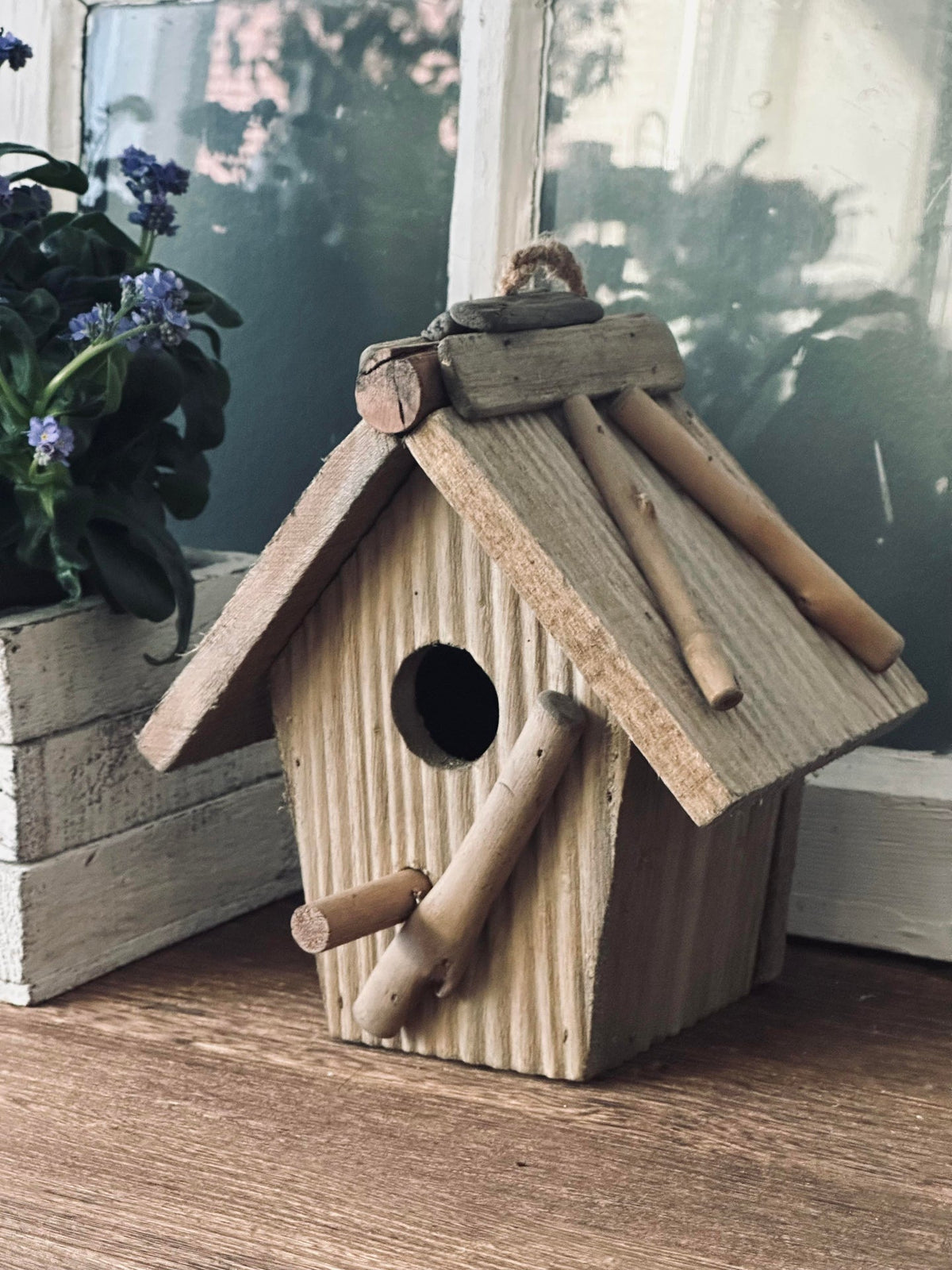 Vogelhuisje van gewassen hout