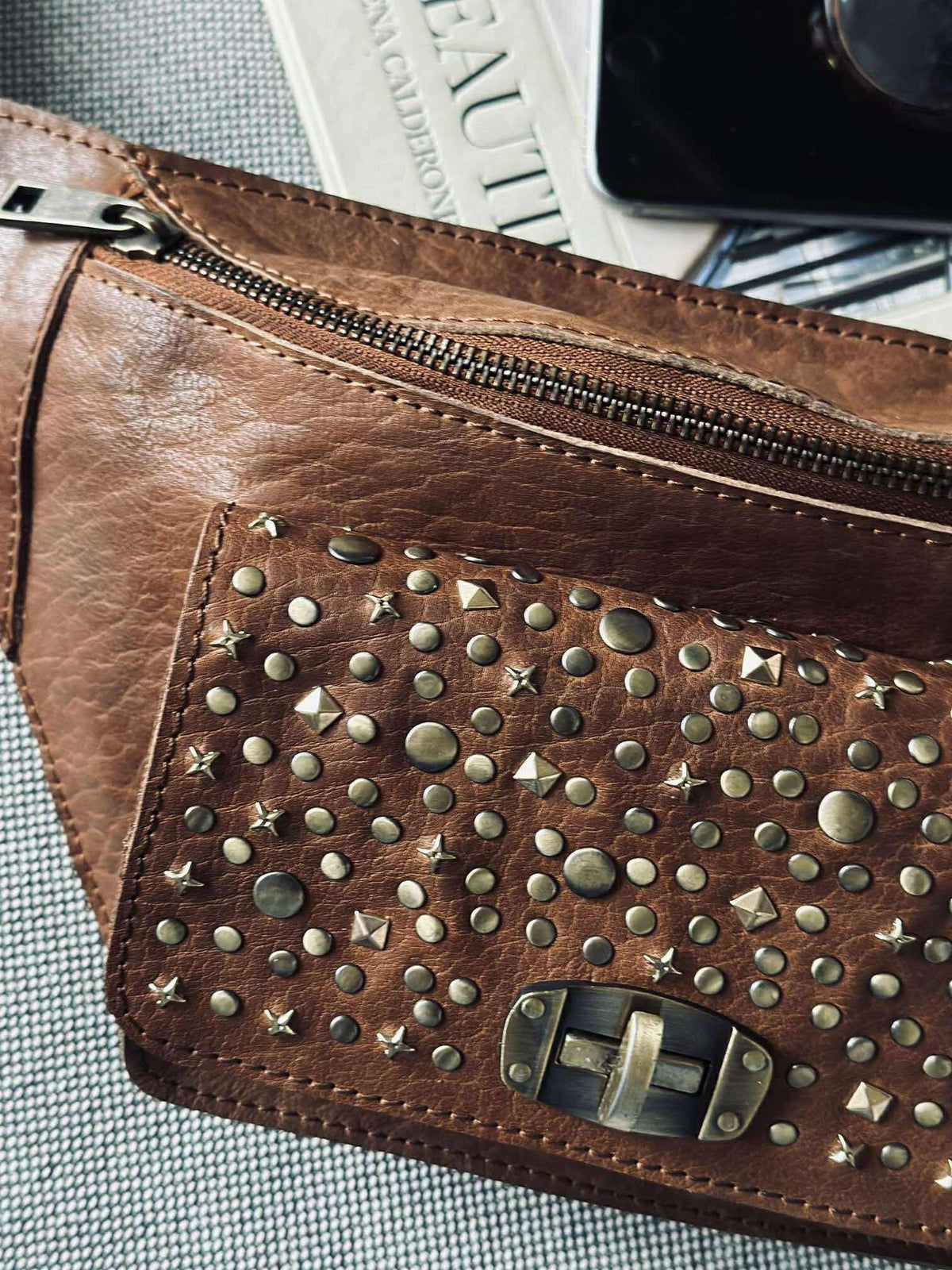 Bumbag met studs - Cognac