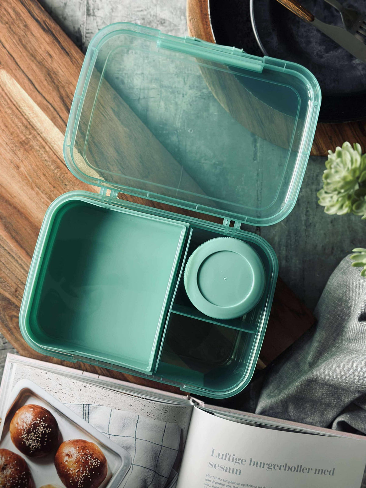 Lunchbox met gescheiden vakken en snackdoosje