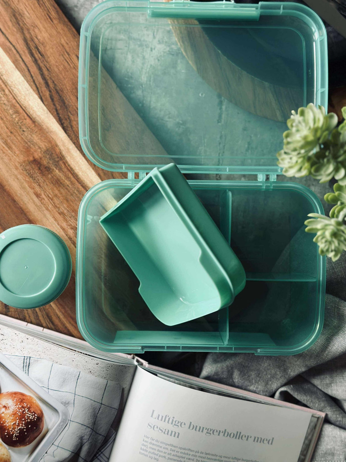 Lunchbox met gescheiden vakken en snackdoosje