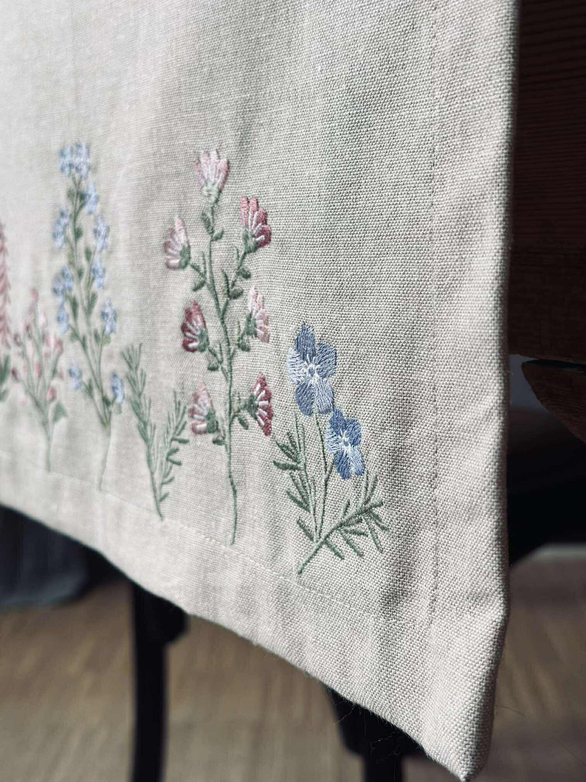 Tafelloper flower borduurwerk - Linnenlook