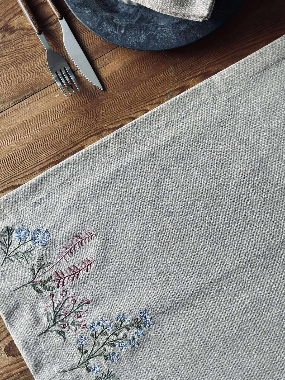 Tafelloper flower borduurwerk - Linnenlook