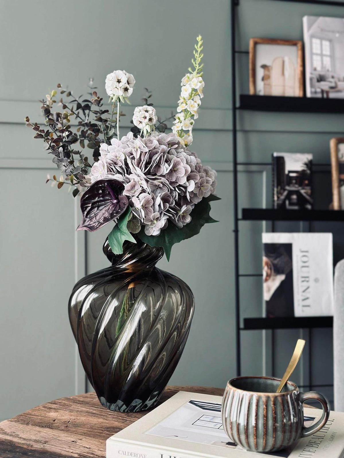 Boeket met hortensia en eucalyptus