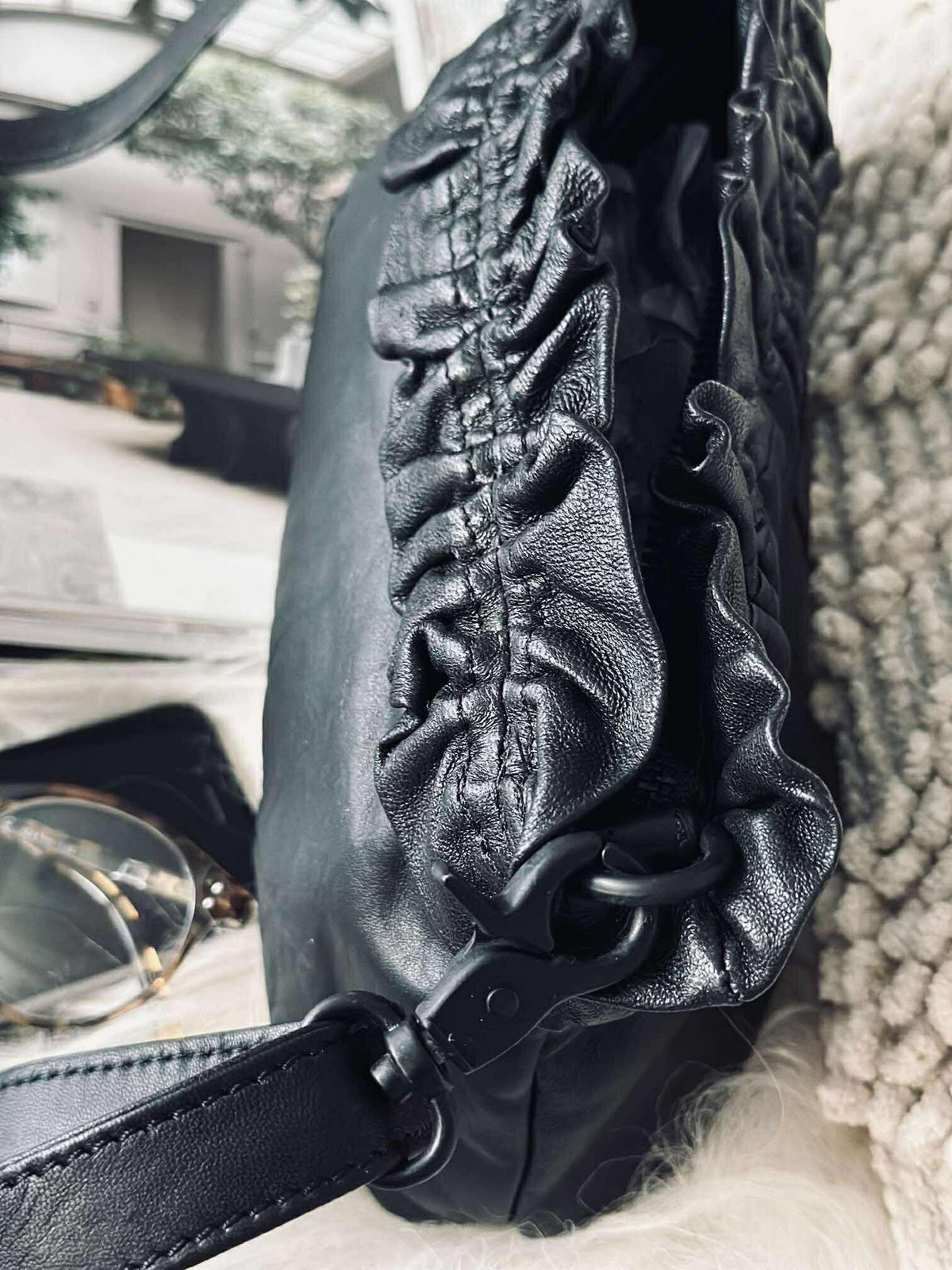 Clutch met ruffles Nero