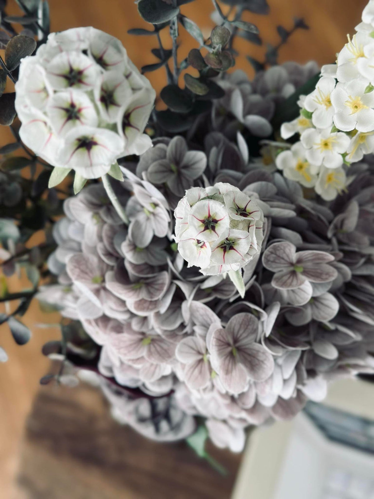 Boeket met hortensia en eucalyptus