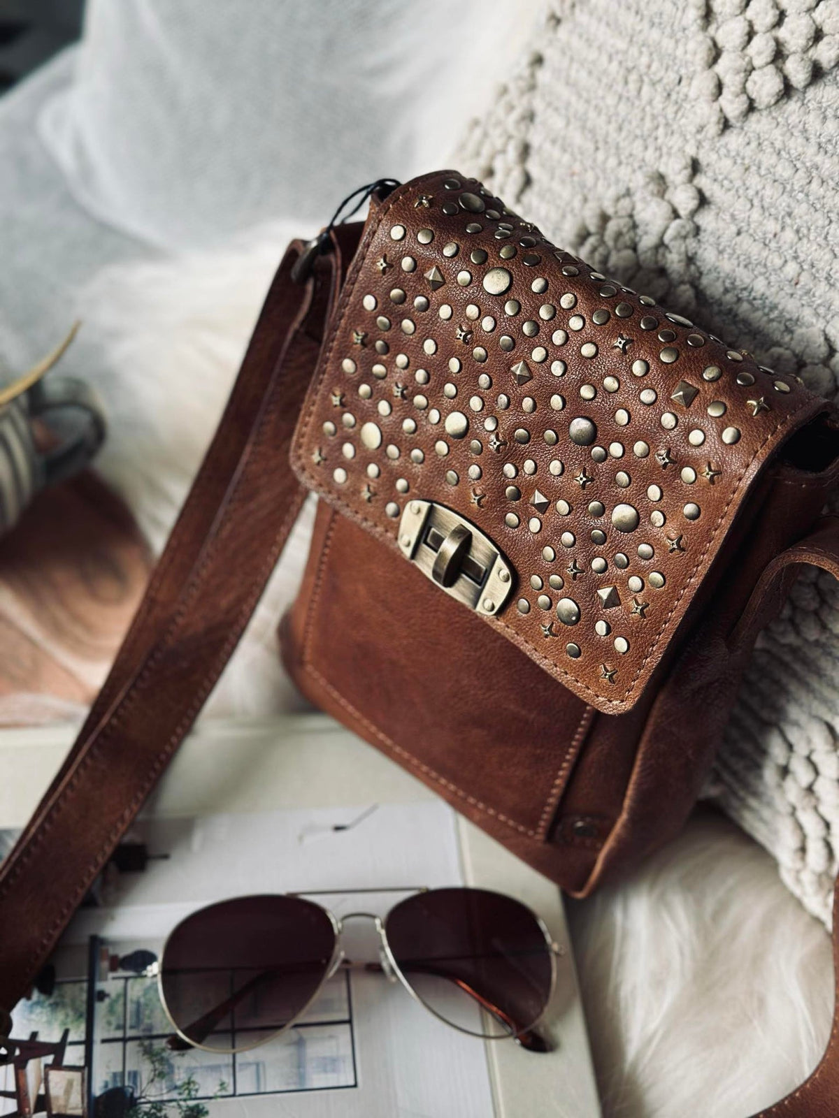 Mobieltas met studs - Cognac