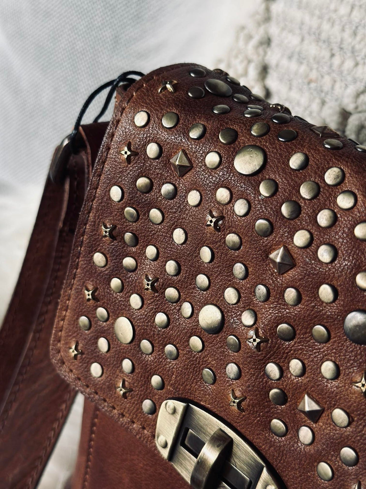 Mobieltas met studs - Cognac