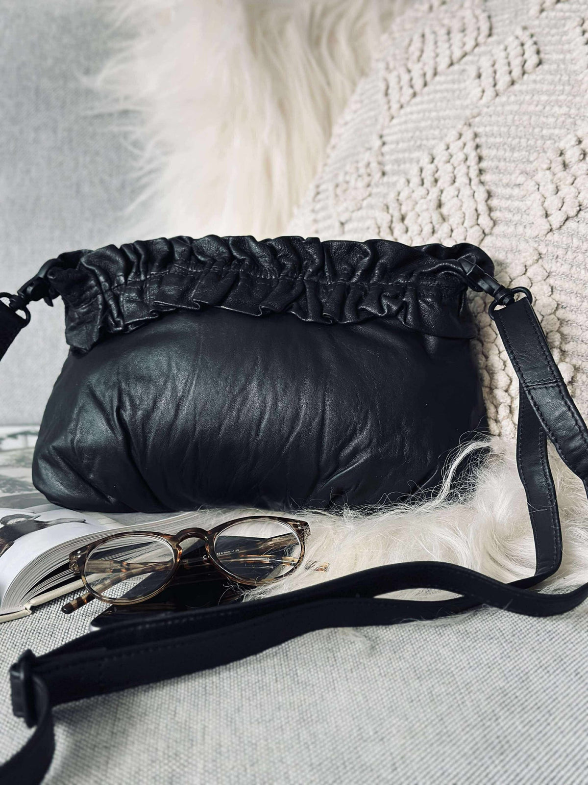 Clutch met ruffles Nero