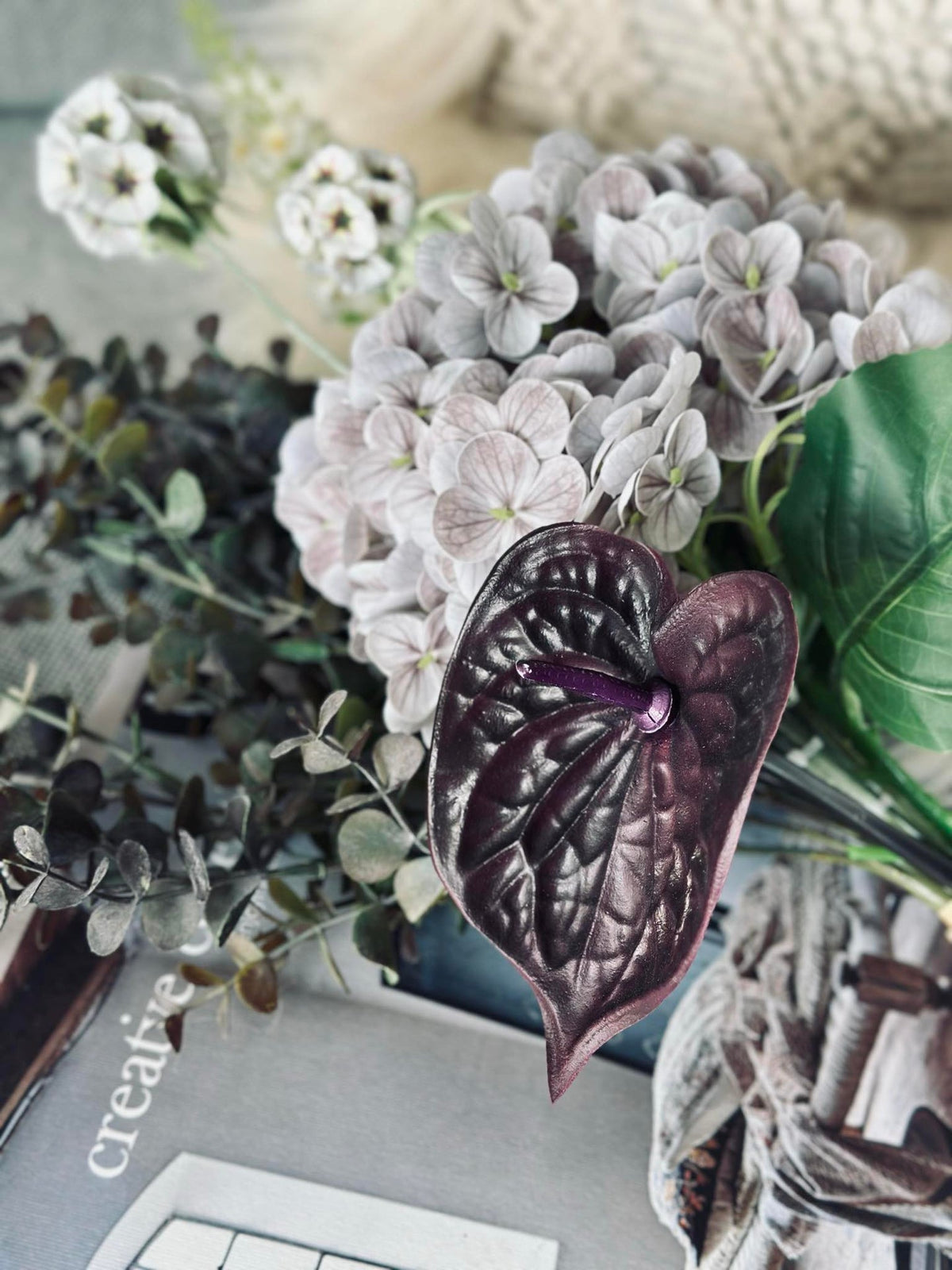 Boeket met hortensia en eucalyptus