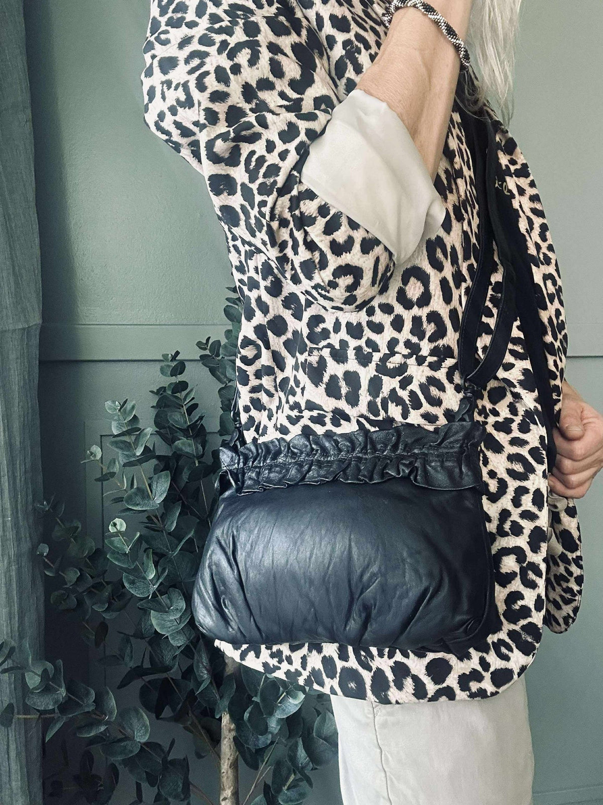 Clutch met ruffles Nero