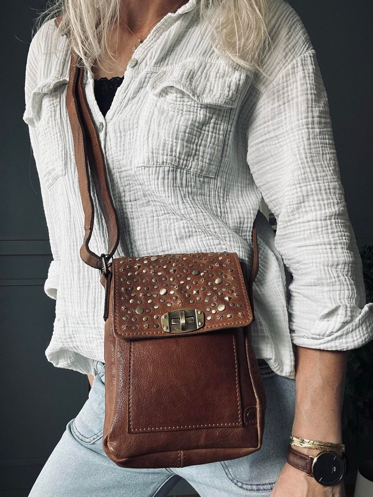 Mobieltas met studs - Cognac