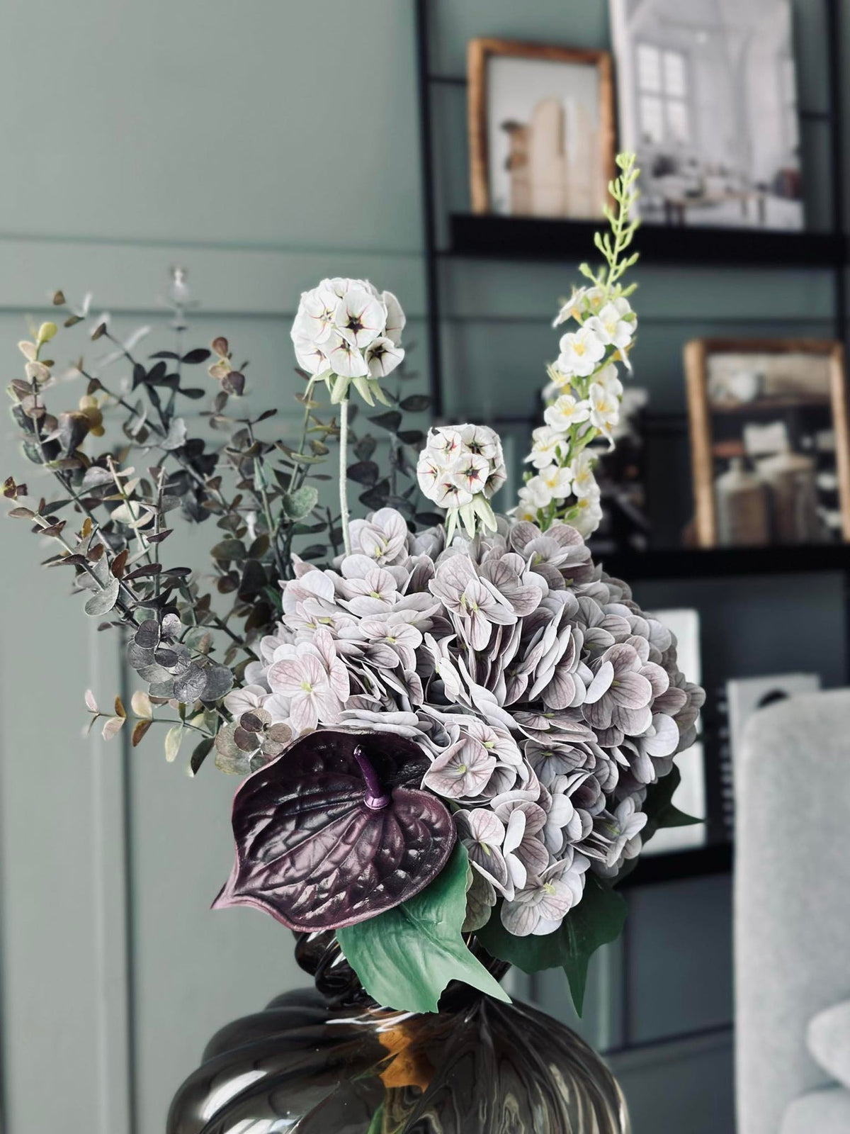 Boeket met hortensia en eucalyptus