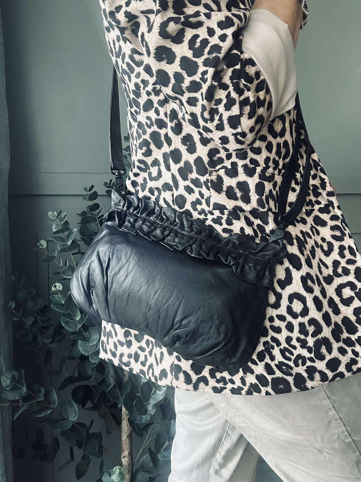 Clutch met ruffles Nero
