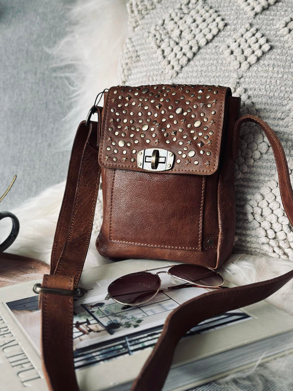 Mobieltas met studs - Cognac