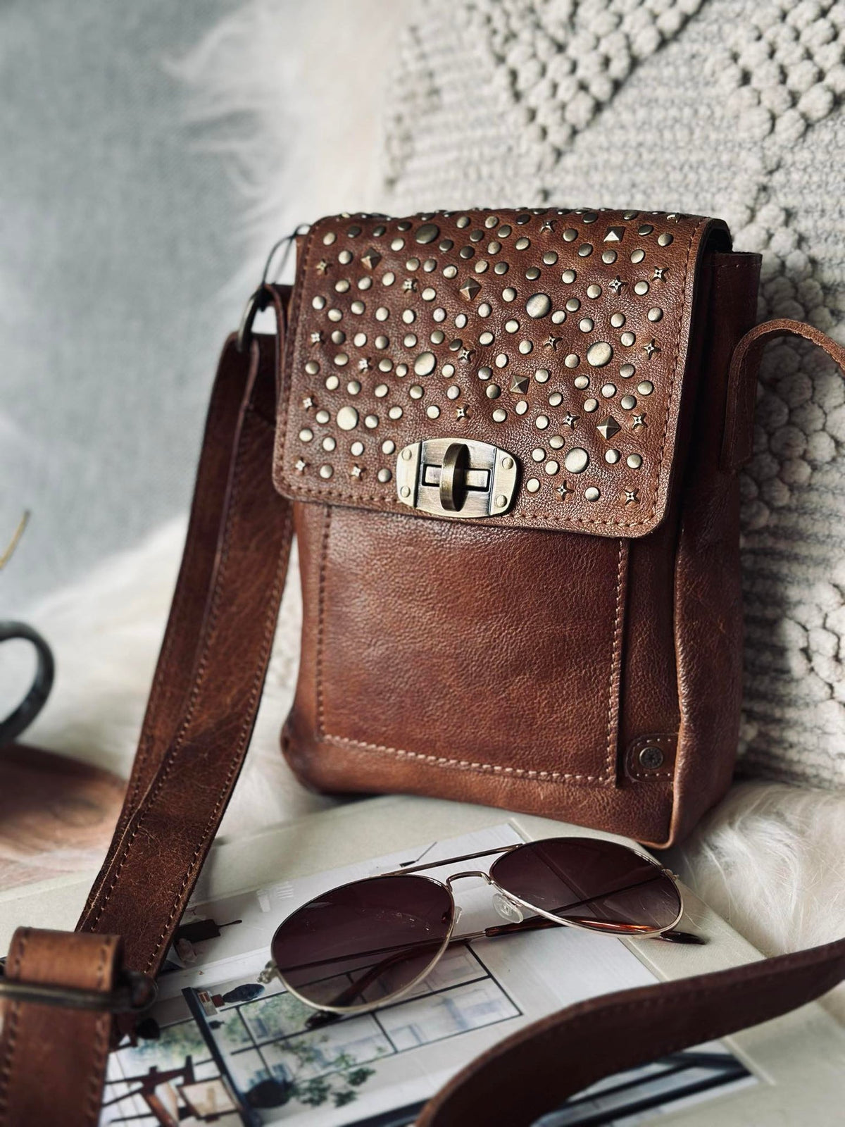Mobieltas met studs - Cognac