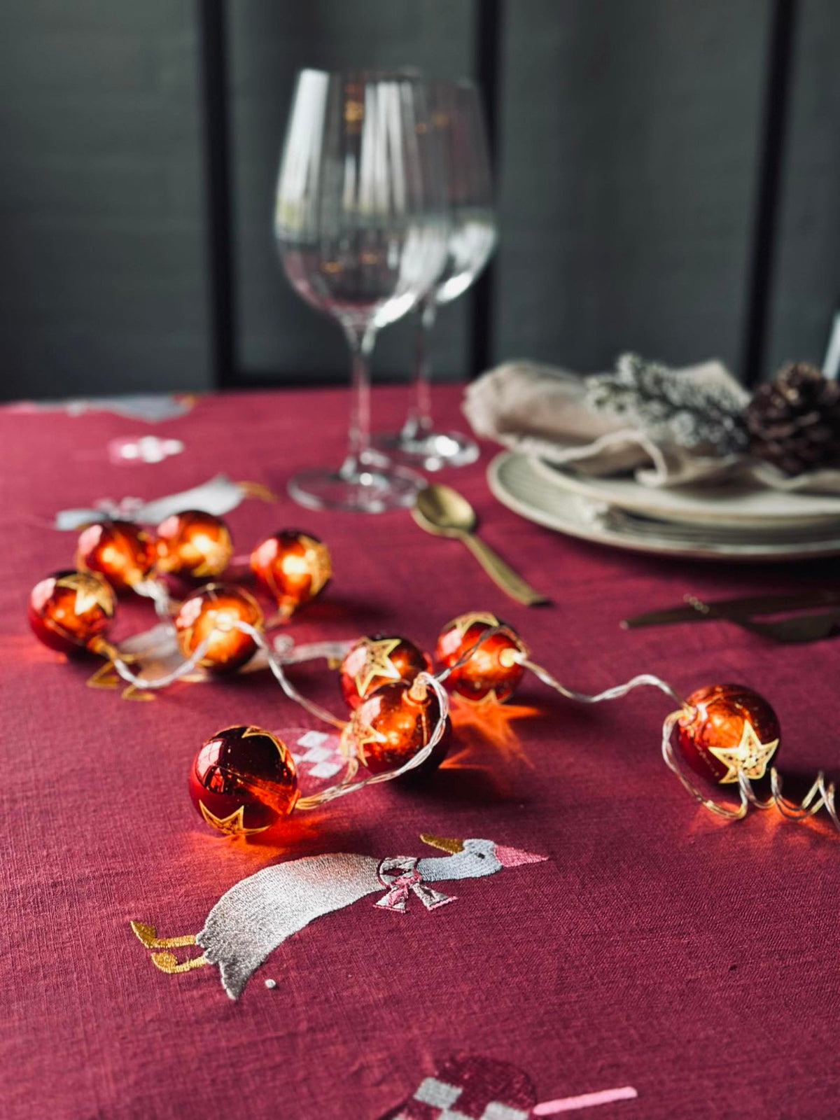 Lichtslinger met kleine kerstballen