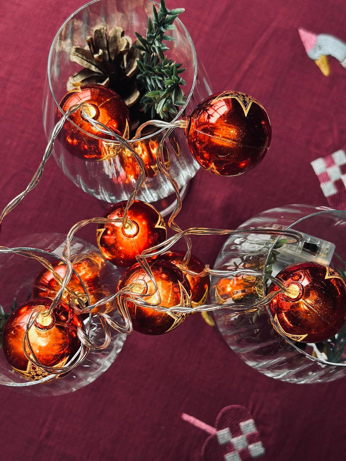Lichtslinger met kleine kerstballen