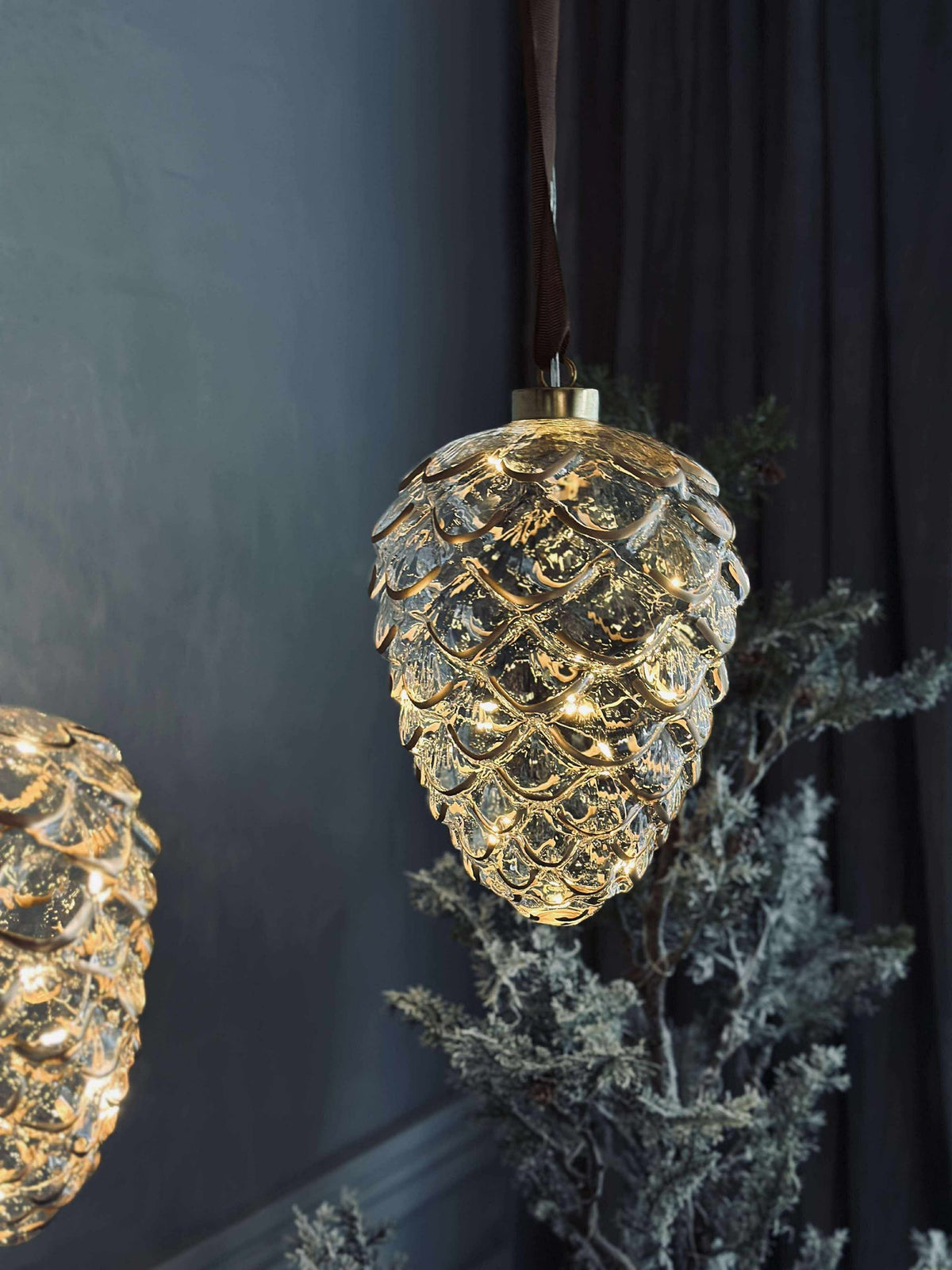 Dennenappel hangdecoratie van glas