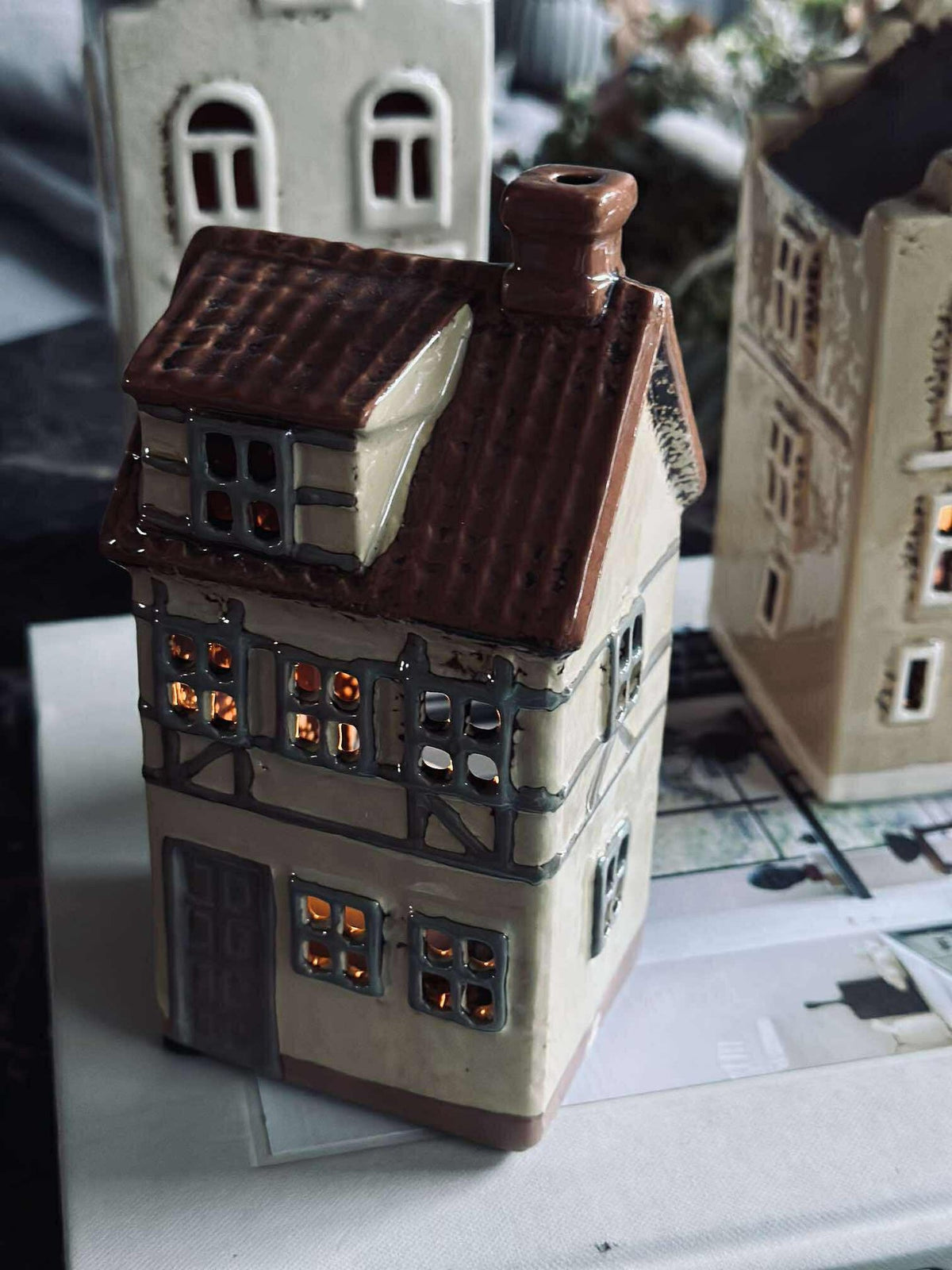 Licht huisje keramiek met vakwerk