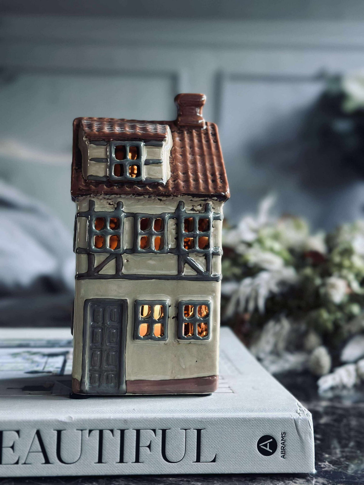 Licht huisje keramiek met vakwerk
