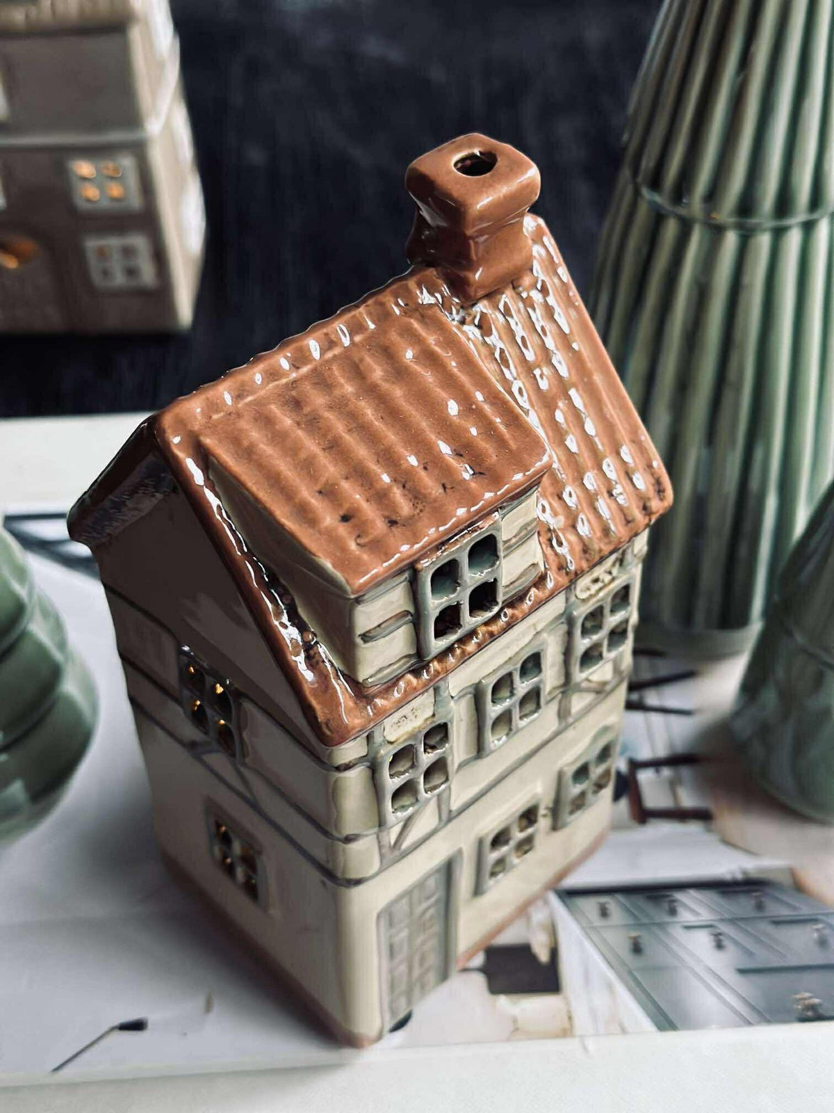 Licht huisje keramiek met vakwerk