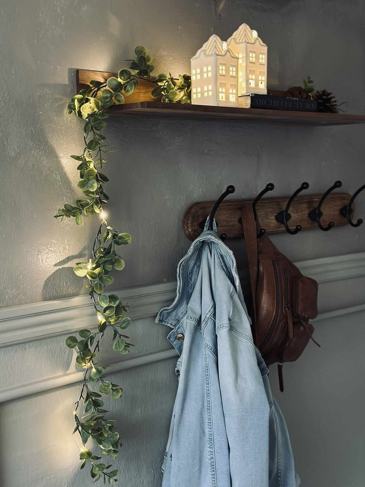 Lichtslinger met groene eucalyptusbladeren