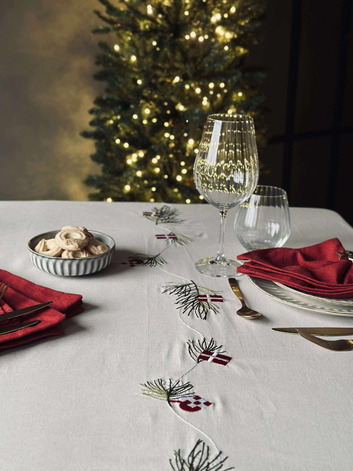 Kersttafelkleed 140 x 240 - Deense kerst met vlaggetjes en kersthartjes