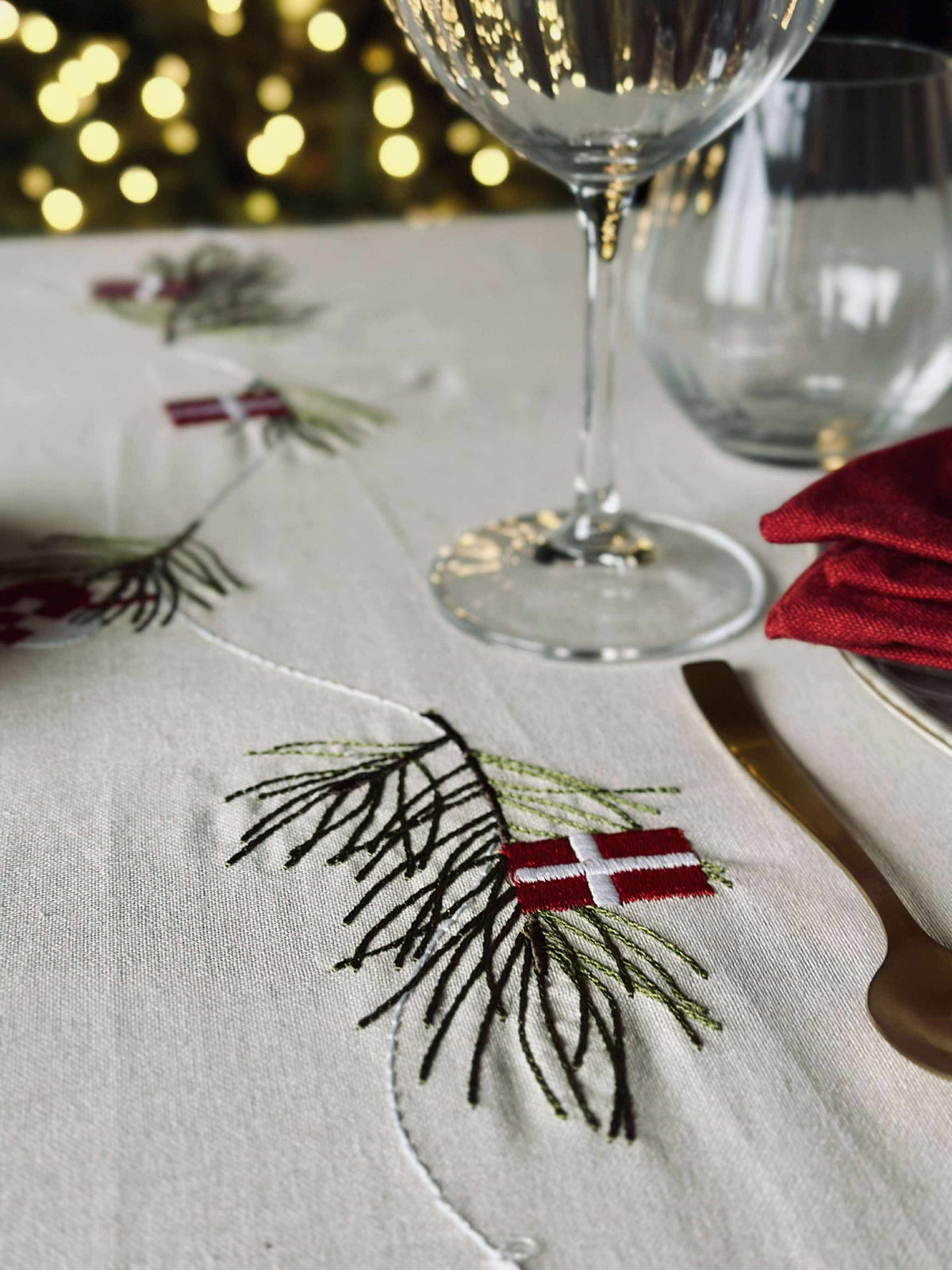 Kersttafelkleed 140 x 240 - Deense kerst met vlaggetjes en kersthartjes