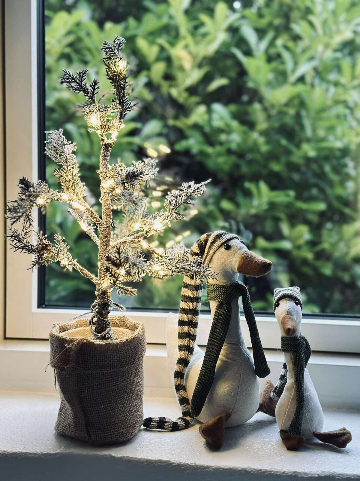 Boompje met dennenappels en lichtsnoer