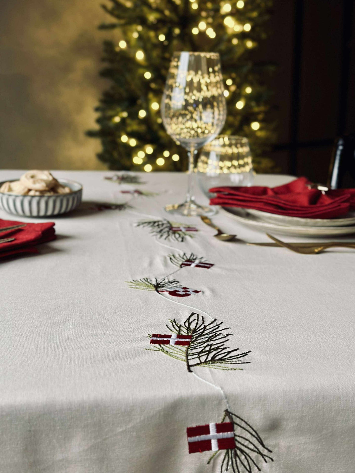 Kersttafelkleed 140 x 240 - Deense kerst met vlaggetjes en kersthartjes
