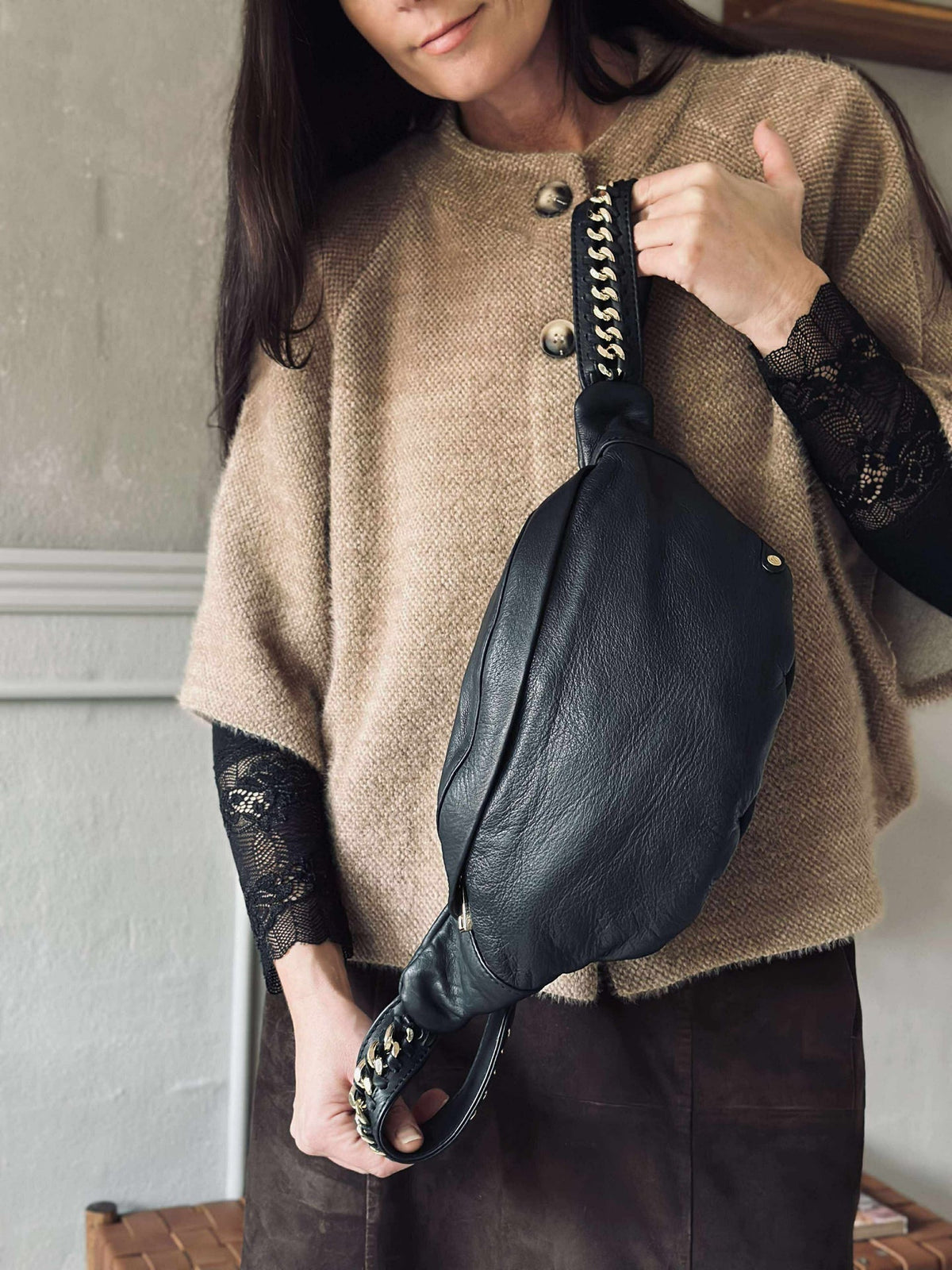 Bumbag met goudkleurige ketting op de schouderriem