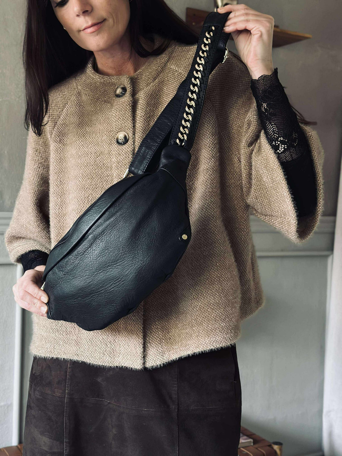 Bumbag met goudkleurige ketting op de schouderriem