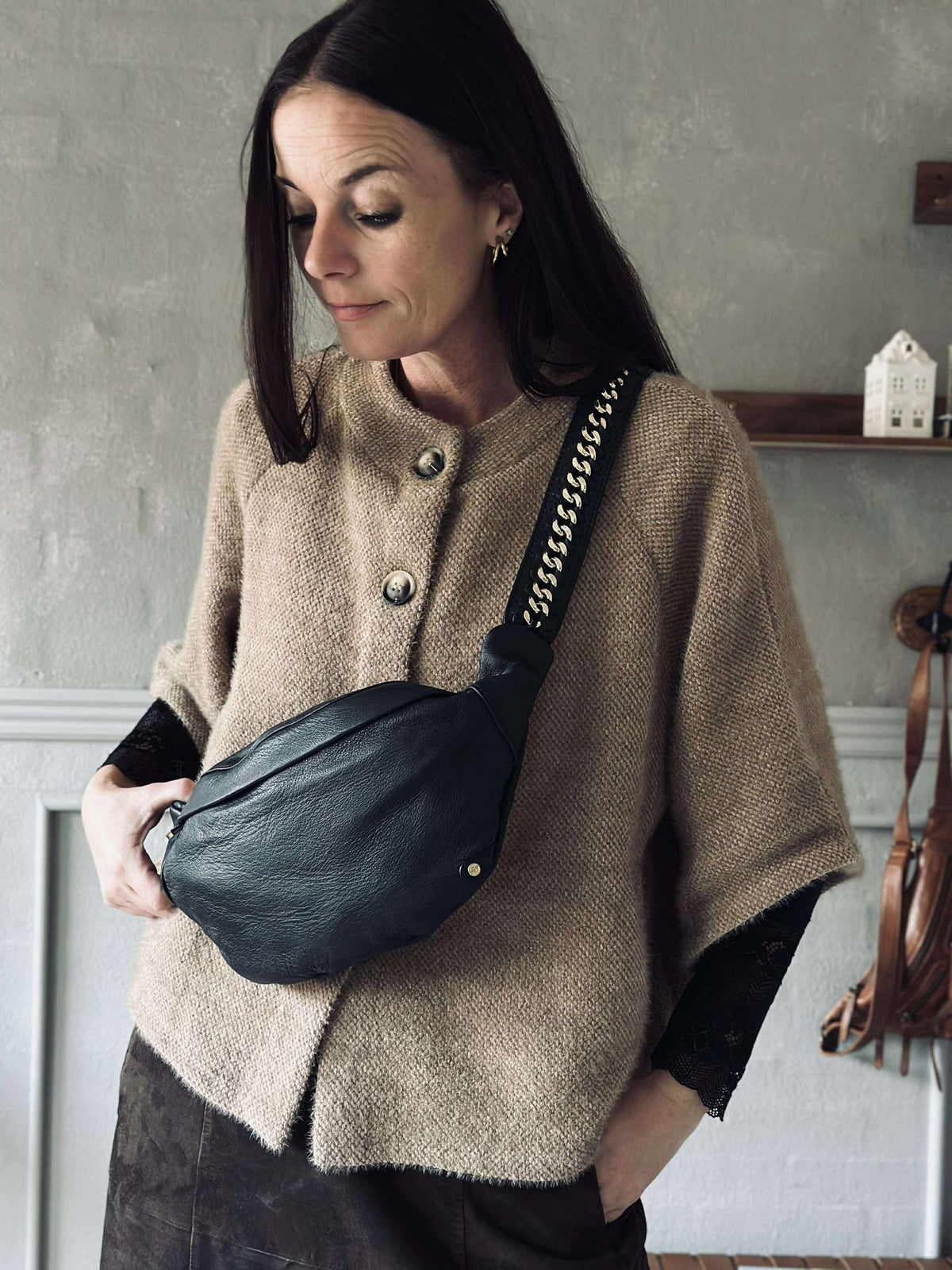 Bumbag met goudkleurige ketting op de schouderriem