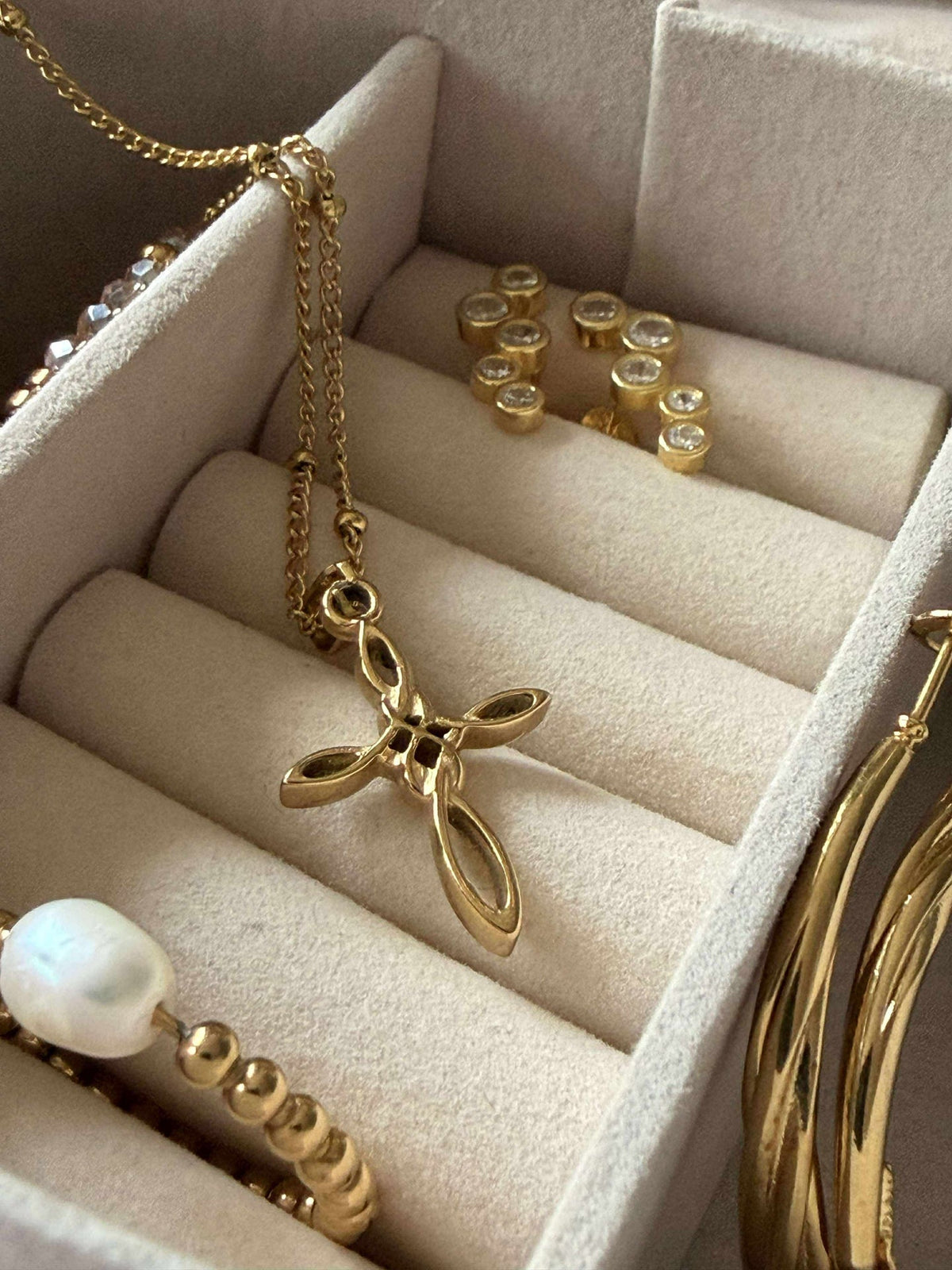Ketting met kruis Sapphira - verguld