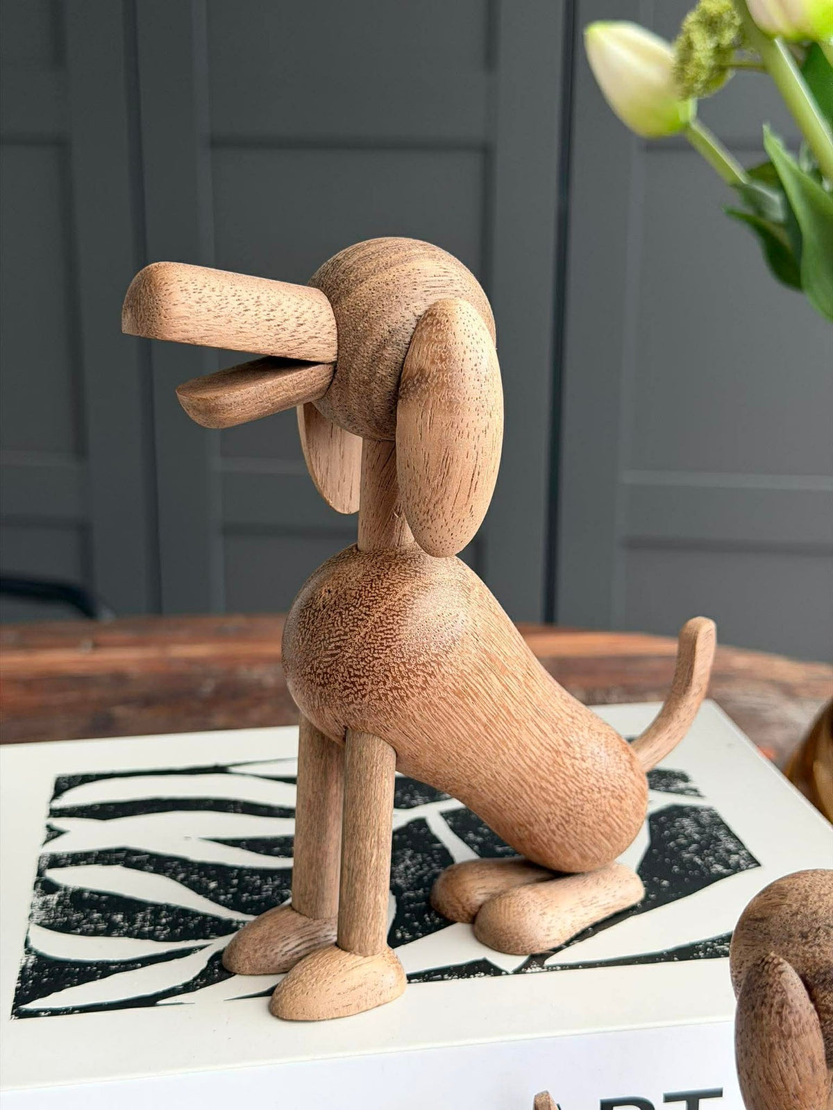 Zittende Hond Amber/Bruin - Meerdere maten