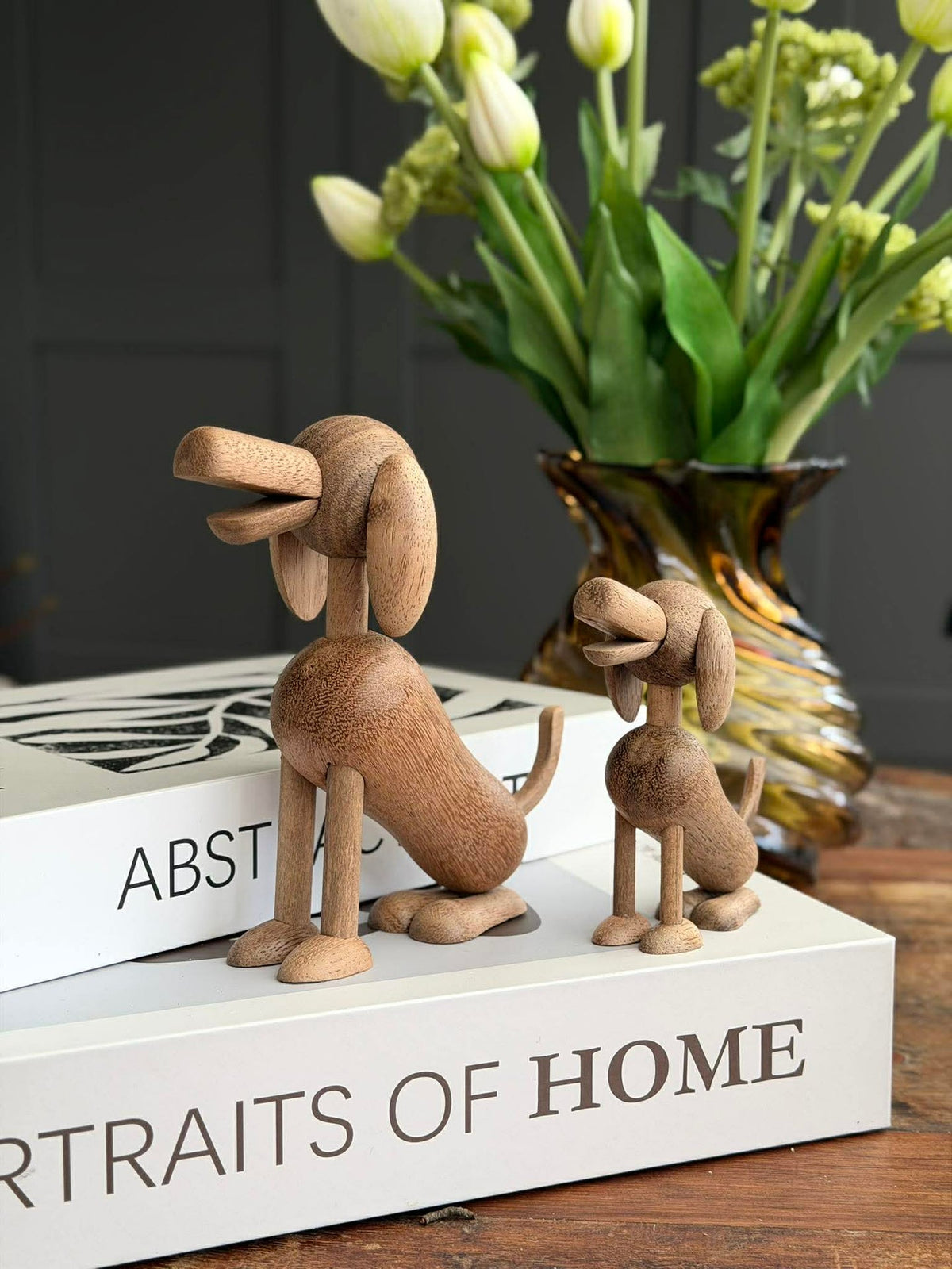 Zittende Hond Amber/Bruin - Meerdere maten