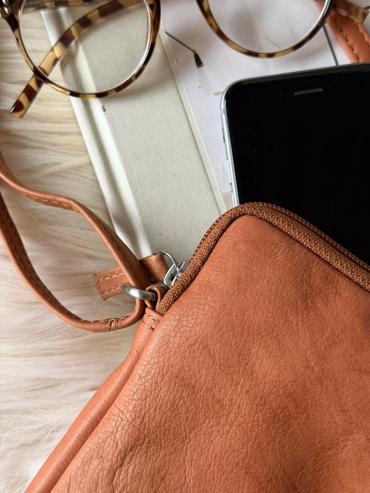 Mobieltasje Misse - Cognac / silver