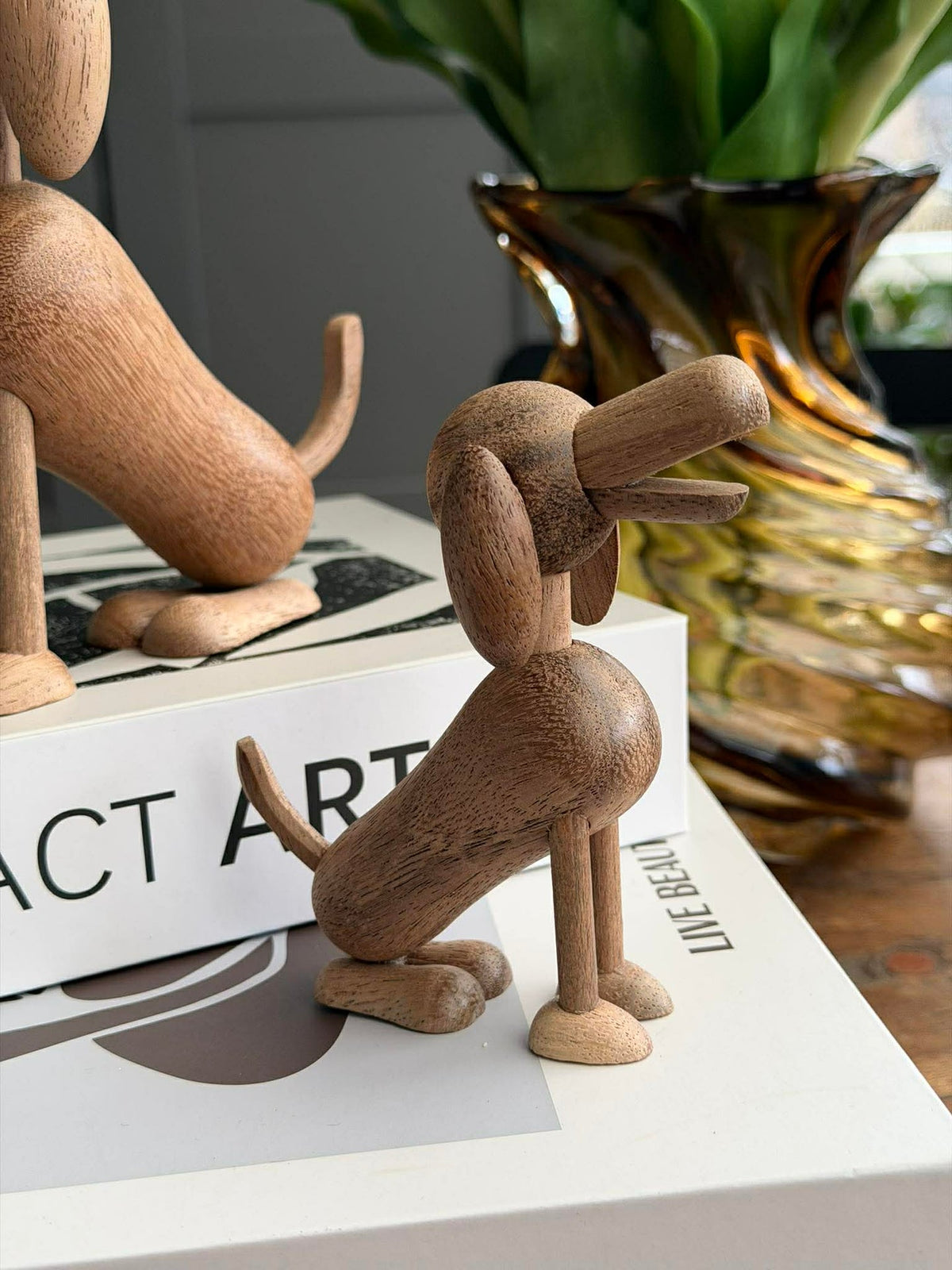 Zittende Hond Amber/Bruin - Meerdere maten