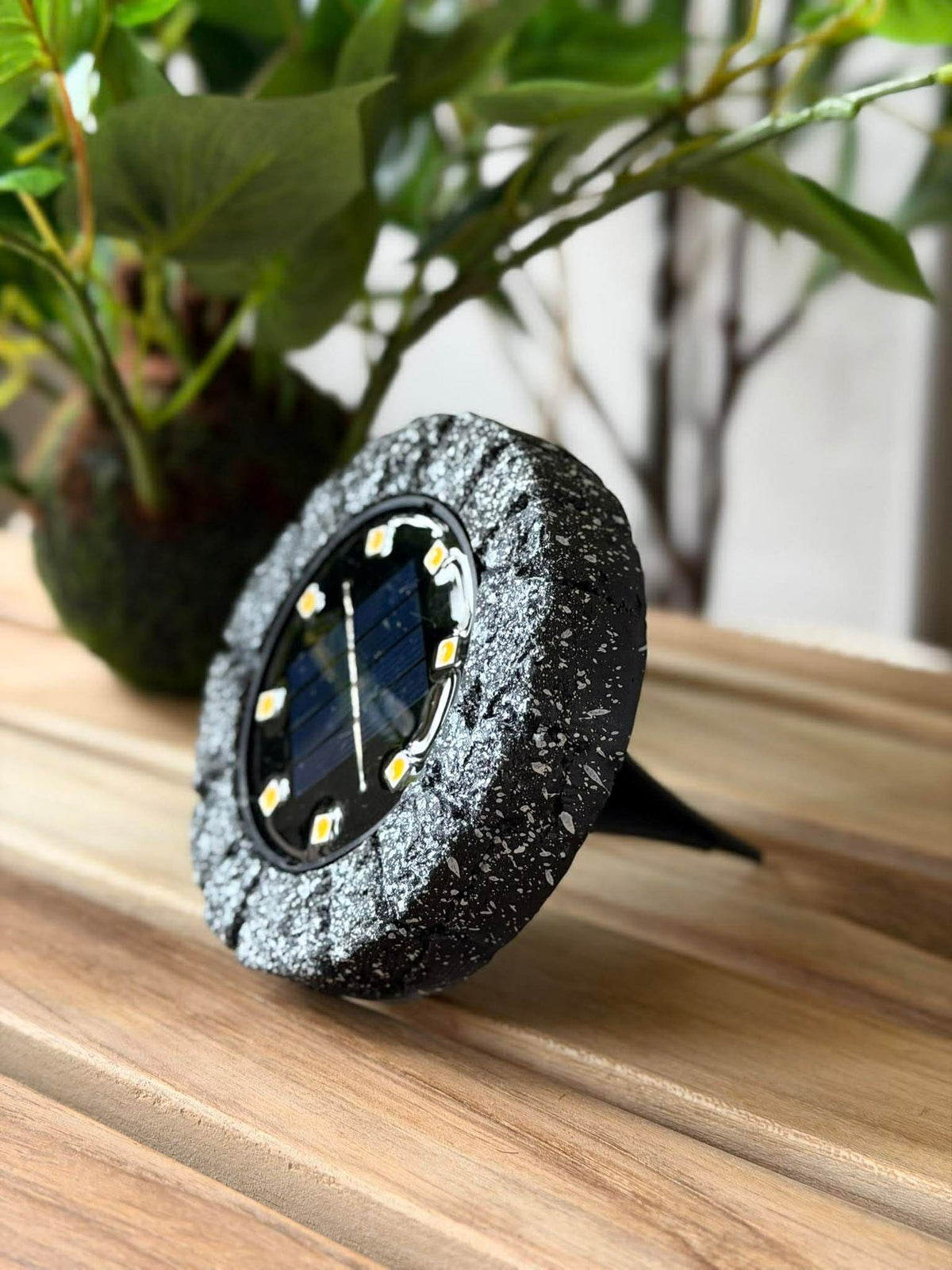 Solar spotlamp steenlook