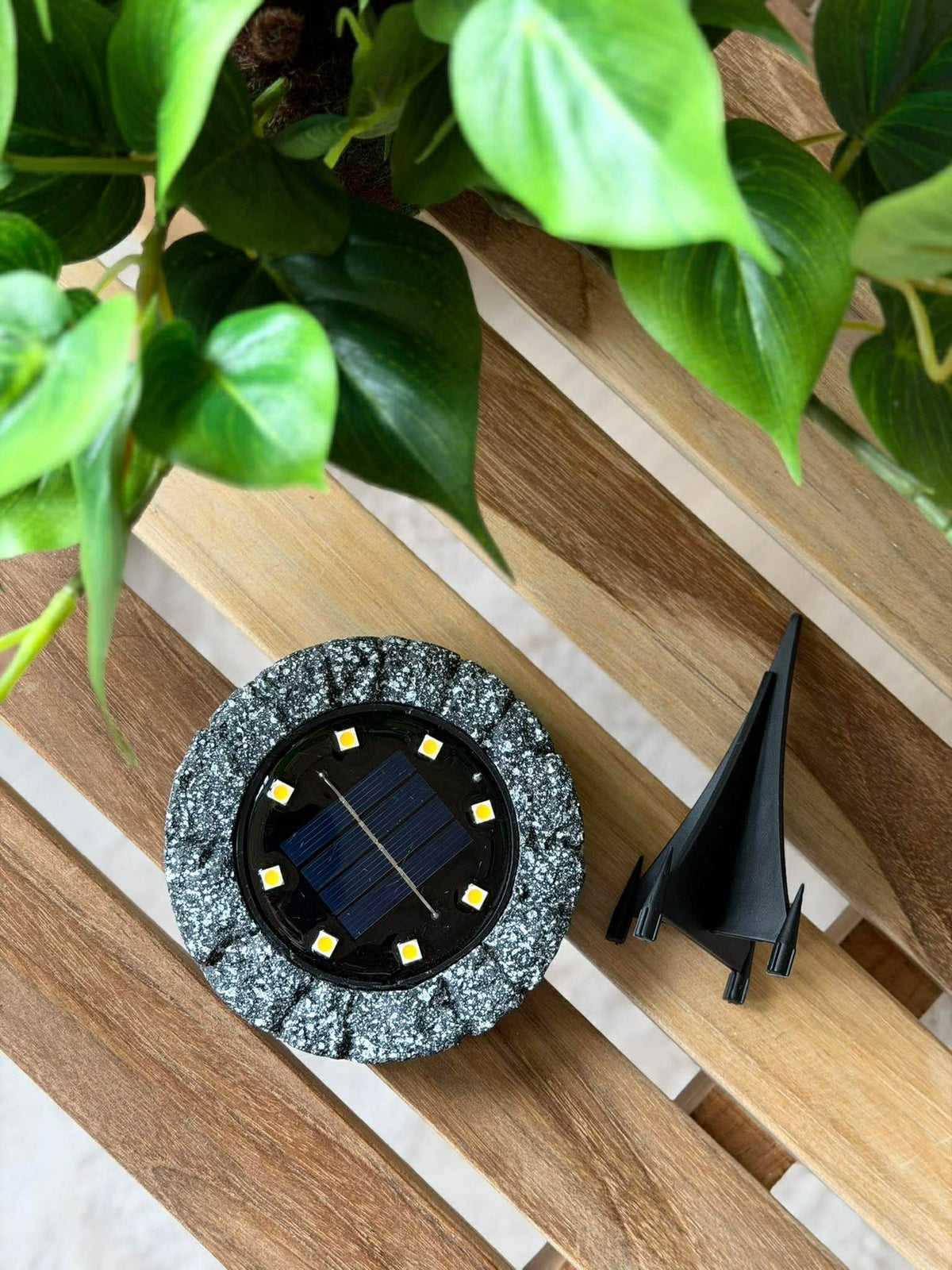 Solar spotlamp steenlook