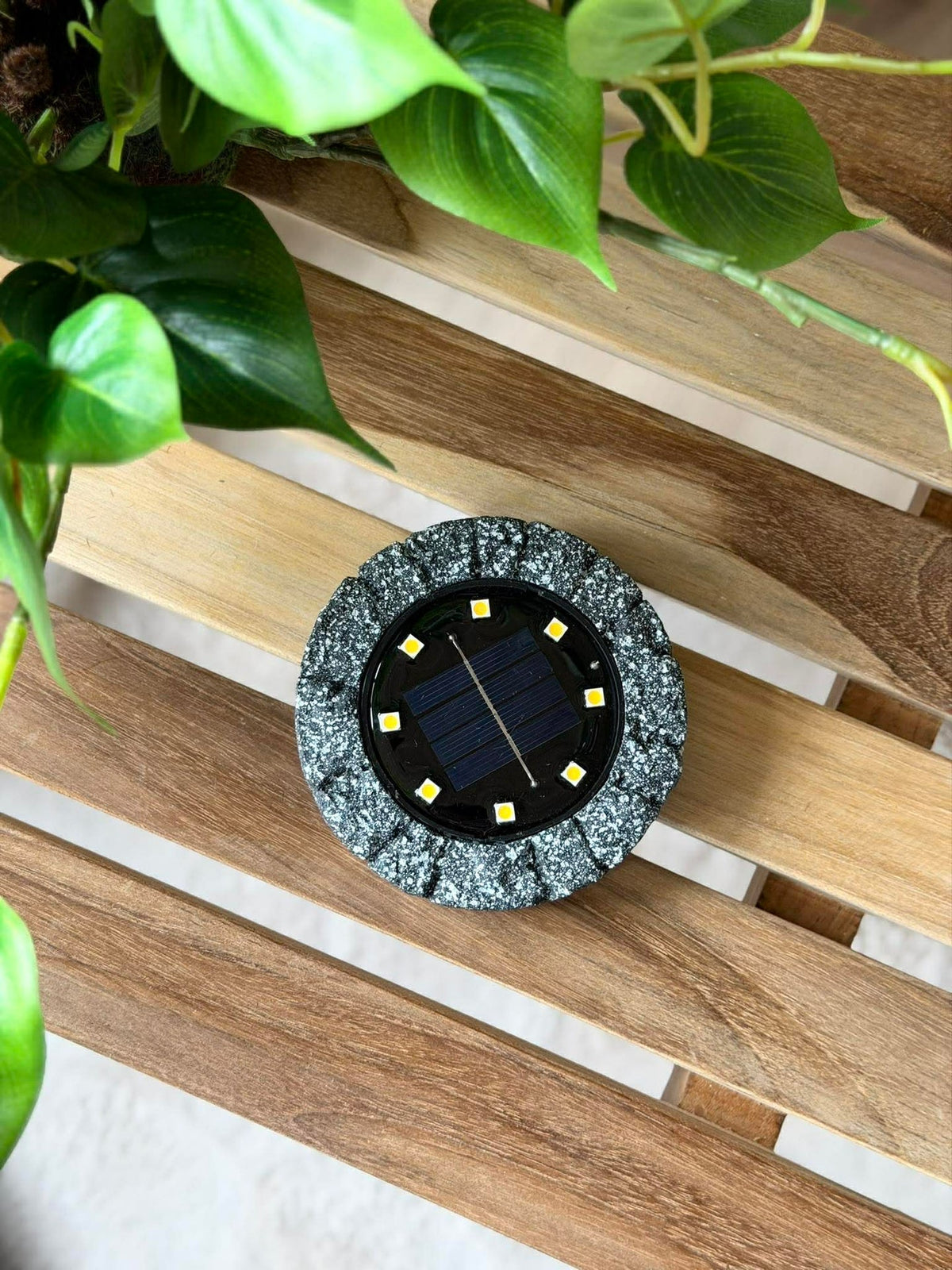 Solar spotlamp steenlook