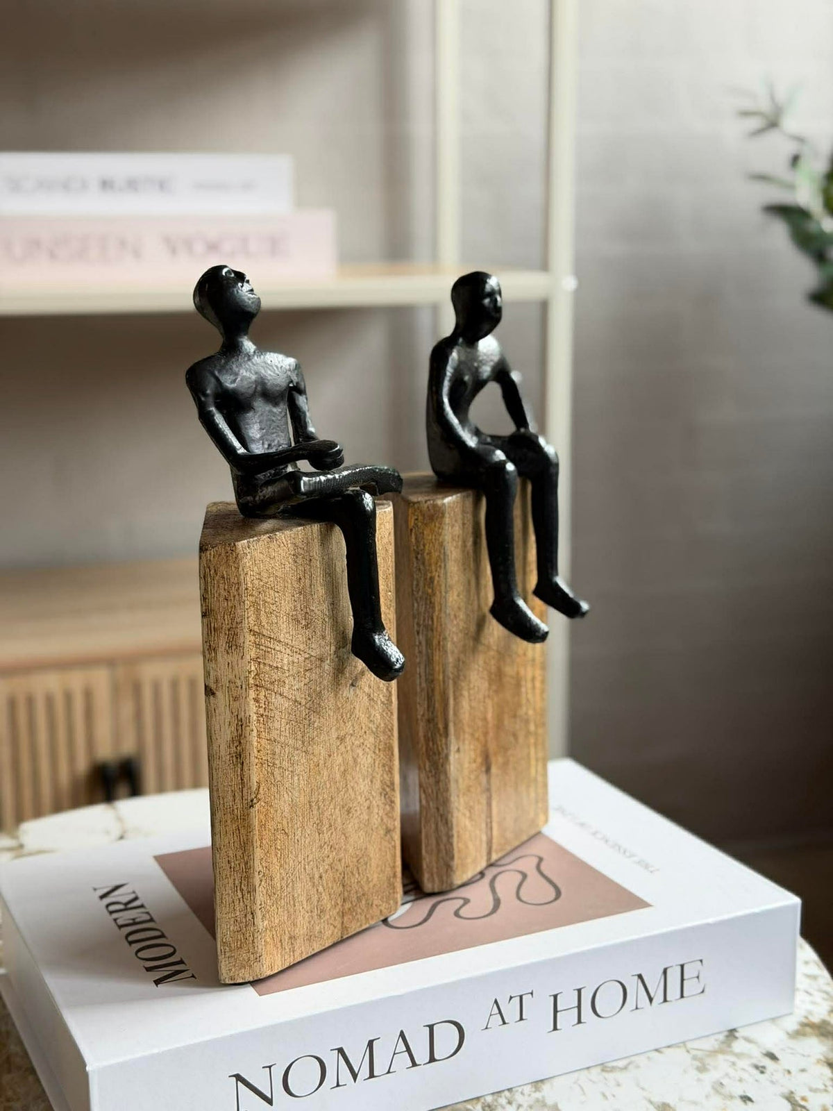 Zittende figuur op houten blok - MIX
