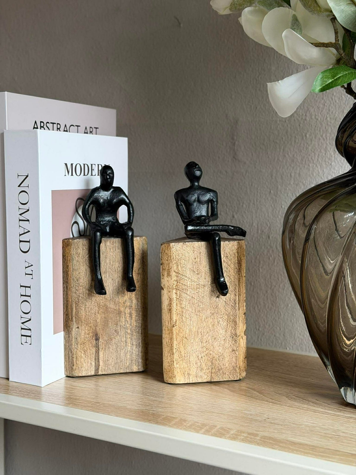 Zittende figuur op houten blok - MIX