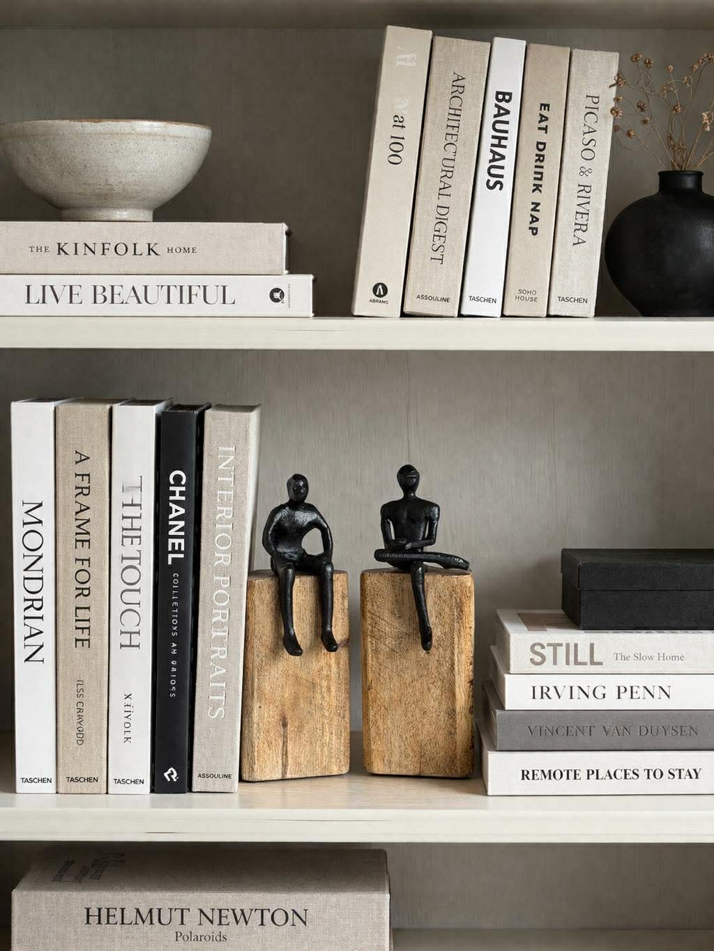 Zittende figuur op houten blok - MIX