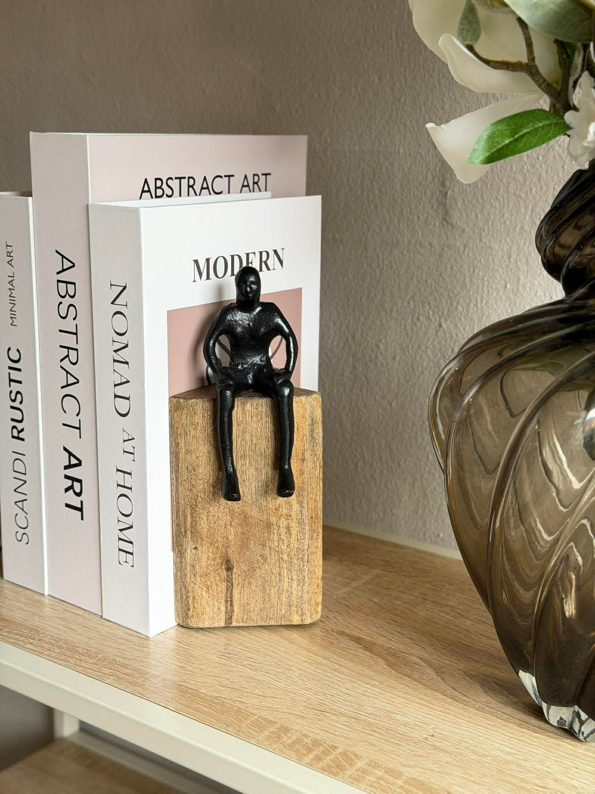 Zittende figuur op houten blok - MIX